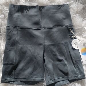 Nwt vuori studio shorts aspen size small